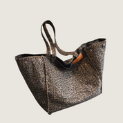 Tote bag feminina Carafori em animal print, feita em lona premium com amplo espaço interno. Um acessório versátil e sofisticado.