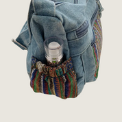 Feita à mão no Brasil, a Carafori Boho Denim 2025 combina autenticidade e sofisticação. Com amplo espaço interno e alça ajustável, é prática e elegante.