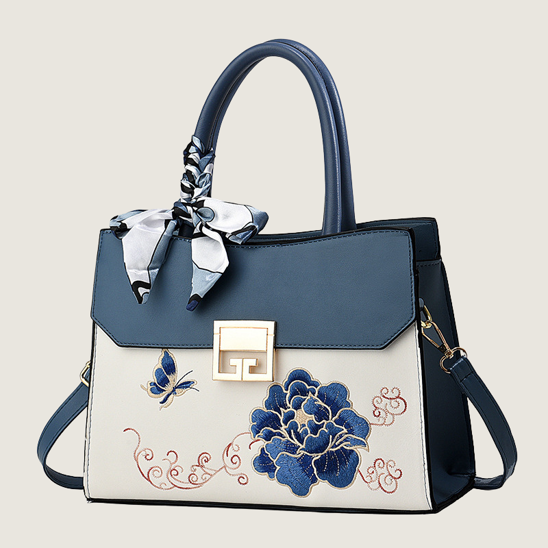 A Bolsa Carafori Bordada une couro premium, bordado floral artesanal e detalhes em seda. Um acessório sofisticado e versátil para mulheres que valorizam estilo e exclusividade.