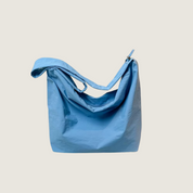 Com estrutura macia e espaço funcional, a Bolsa Carafori Crossbody em nylon é perfeita para looks urbanos, viagens e uso diário com sofisticação.