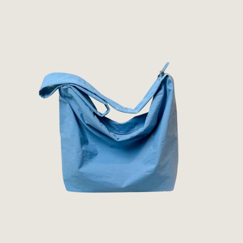 Com estrutura macia e espaço funcional, a Bolsa Carafori Crossbody em nylon é perfeita para looks urbanos, viagens e uso diário com sofisticação.