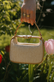 Bolsa crossbody Carafori em palha, perfeita para looks de primavera e verão. Design exclusivo, leve e versátil para qualquer ocasião.