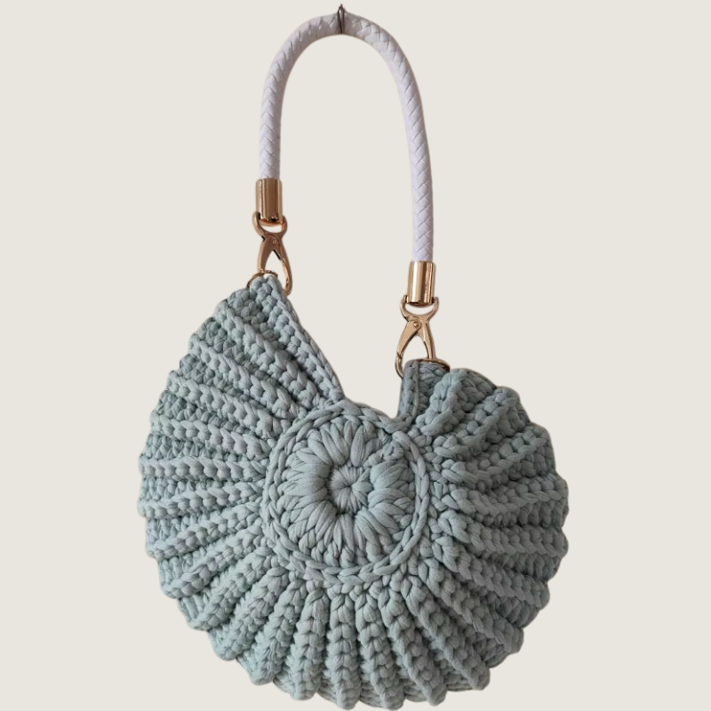 Bolsa Carafori estruturada em formato concha, acabamento refinado e estilo exclusivo.