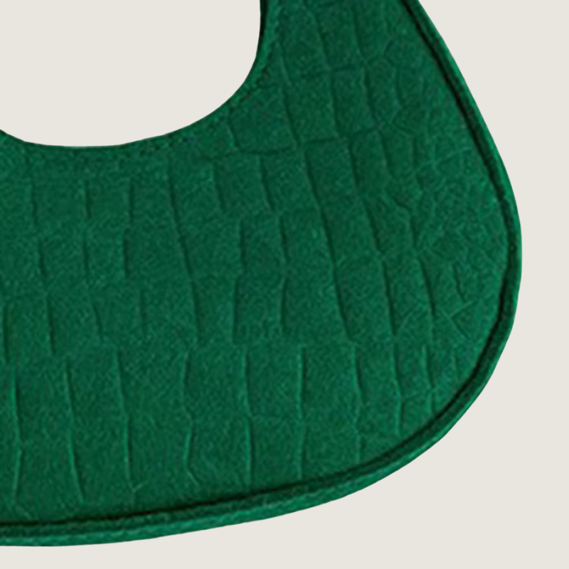 A Bolsa Carafori Meia-Lua une design minimalista, conforto e segurança. Estrutura leve com zíper metálico para mulheres que valorizam estilo e exclusividade.