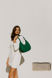 Descubra a Bolsa Carafori Meia-Lua em feltro de alta qualidade: compacta, funcional e elegante. Um acessório versátil para passeios, viagens e compromissos.