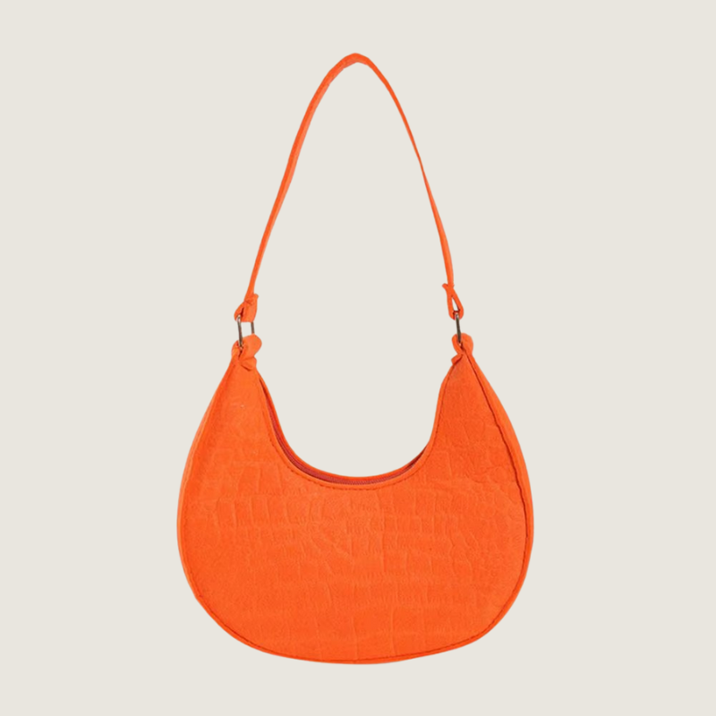 Compacta e funcional, a Bolsa Carafori Meia-Lua traz sofisticação com feltro texturizado e ferragens refinadas. Um acessório elegante para qualquer ocasião.