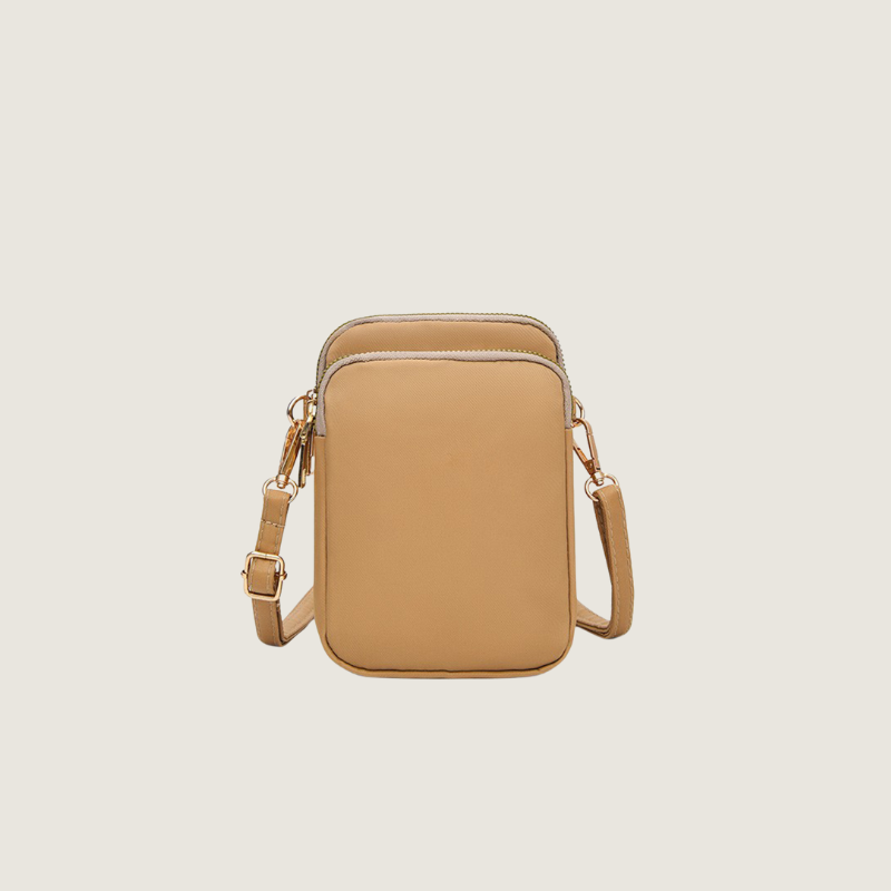 Compacta e refinada, a Mini Bolsa Carafori oferece funcionalidade e estilo. Feita em nylon premium, com alça regulável e design minimalista atemporal.