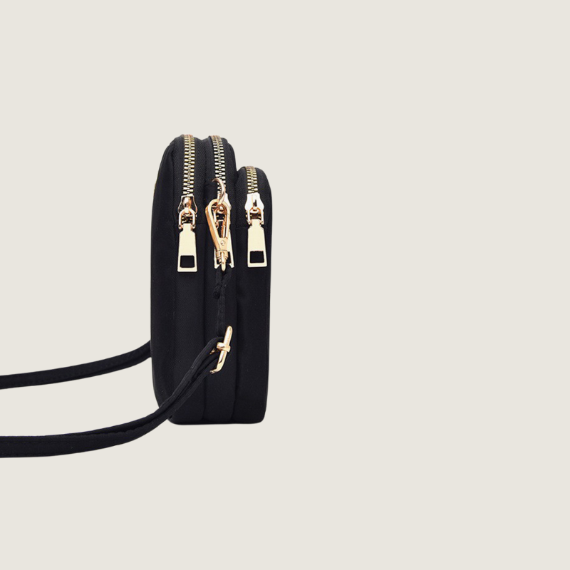 A Bolsa Carafori Mini em nylon premium combina praticidade e estilo refinado. Um acessório versátil, leve e seguro para qualquer ocasião.