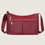 Elegância e praticidade em uma peça só. A Bolsa Carafori Ombro & Crossbody possui couro tecnológico premium, compartimentos com zíper e alça ajustável.