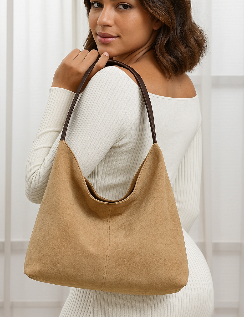 Tote Carafori casual elegante. Bolsa espaçosa, minimalista e refinada para mulheres que valorizam praticidade e estilo.
