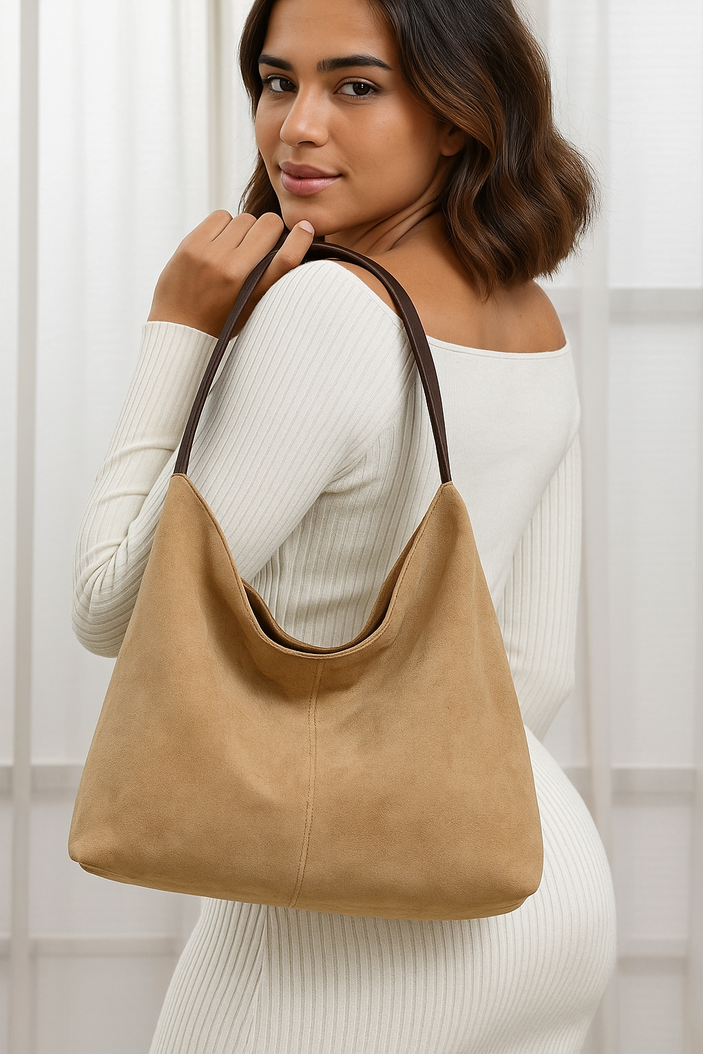 Tote Carafori casual elegante. Bolsa espaçosa, minimalista e refinada para mulheres que valorizam praticidade e estilo.