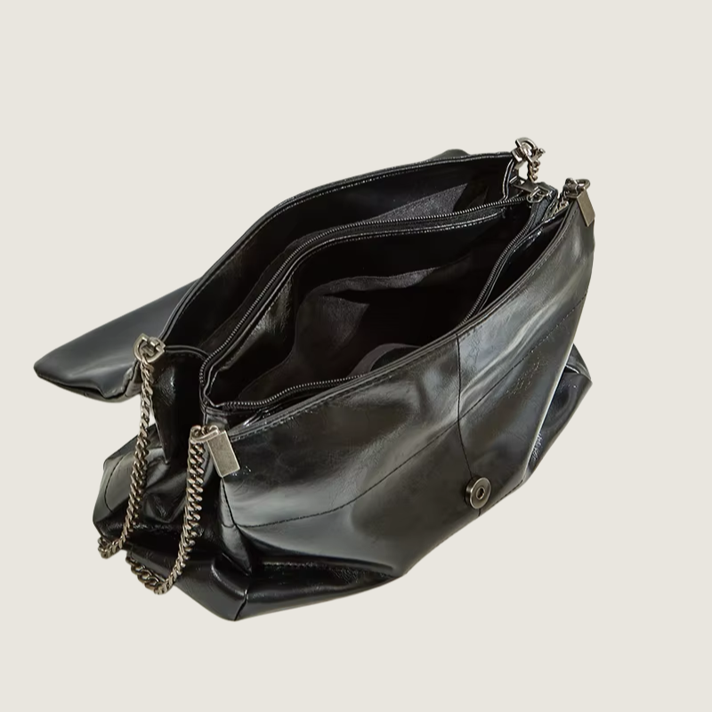 Bolsa feminina Carafori elegante, crossbody de ombro com costura clássica e detalhes metálicos exclusivos.
