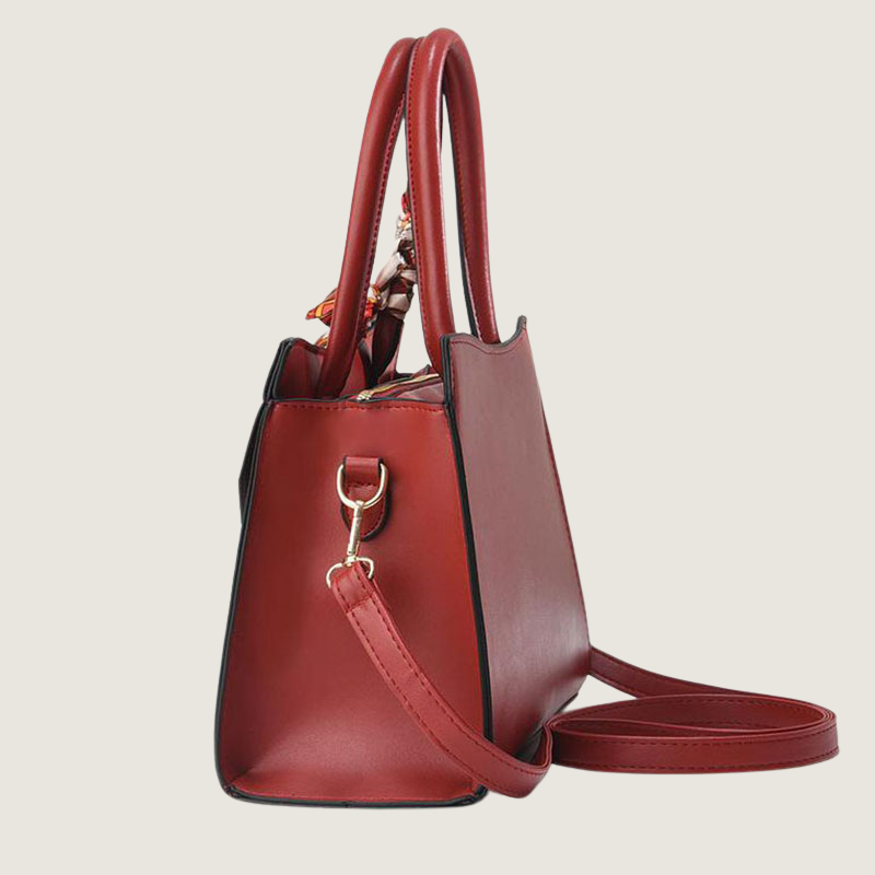Feita à mão no Brasil, a Bolsa Carafori Bordada combina alta-costura, bordados delicados e couro premium. Um acessório versátil para mulheres que prezam pelo luxo.