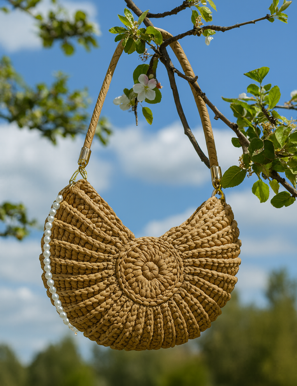 Bolsa Carafori tiracolo artesanal feminina com detalhes elegantes e inspiração marítima.