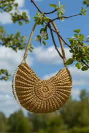 Bolsa Carafori tiracolo artesanal feminina com detalhes elegantes e inspiração marítima.
