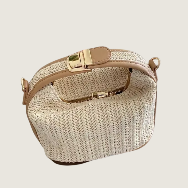 Bolsa tiracolo Carafori feita em palha trançada refinada, com alça ajustável em couro e design leve. Praticidade e estilo em uma só peça.
