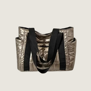Com design clean e textura acolchoada, a Tote Carafori oferece organização prática e estilo refinado. Um acessório exclusivo para a temporada de inverno 2025.