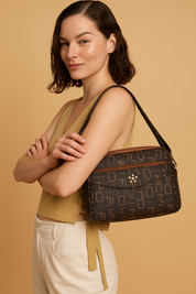 Bolsa transversal feminina Carafori em padrão exclusivo, leve e funcional, perfeita para mulheres modernas que buscam sofisticação.