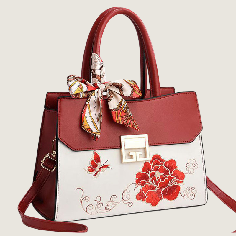 Luxo e autenticidade em uma só peça. A Bolsa Carafori Bordada combina bordado floral artesanal, seda refinada e ferragens douradas em um design sofisticado.