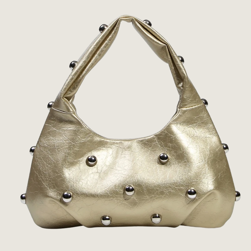 Bolsa de ombro Carafori com formato meia-lua e ferragens metálicas, perfeita para estilo moderno.
