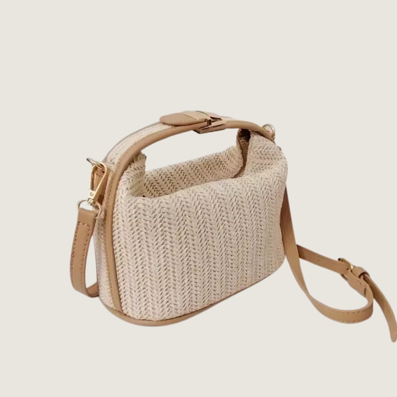 Bolsa de ombro Carafori em palha natural, detalhe em couro e fecho dourado elegante. Sofisticação atemporal para mulheres modernas.
