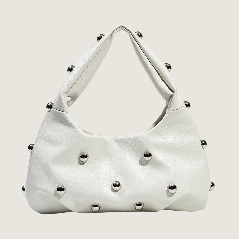 Mini bolsa Carafori com alça estruturada e rebites prateados, ideal para ocasiões casuais e elegantes.