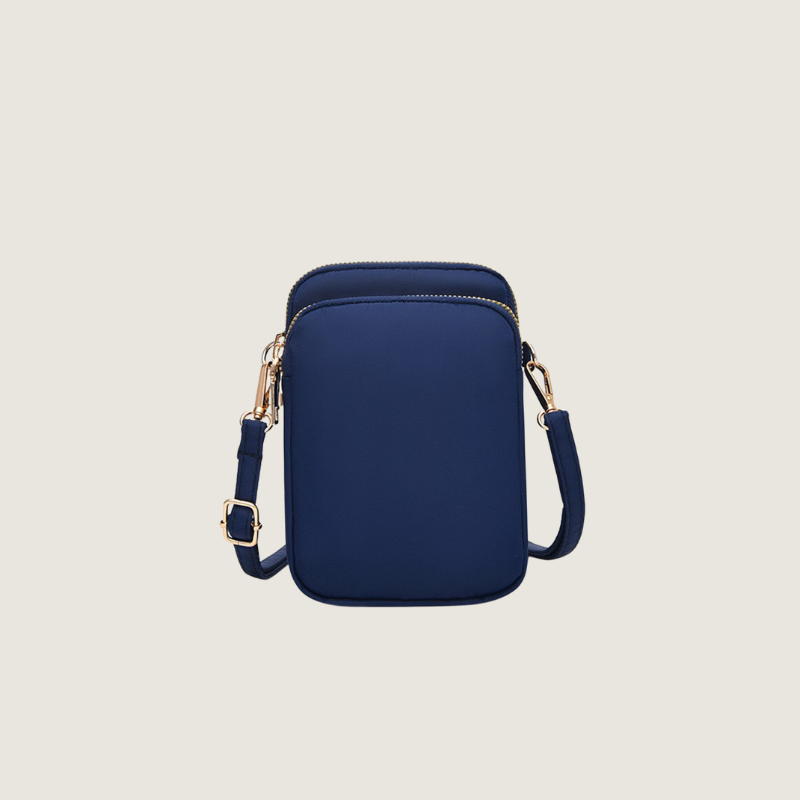 A Bolsa Carafori Mini Crossbody traduz o luxo contemporâneo. Nylon premium, ferragens douradas e espaço para celular e documentos no dia a dia.