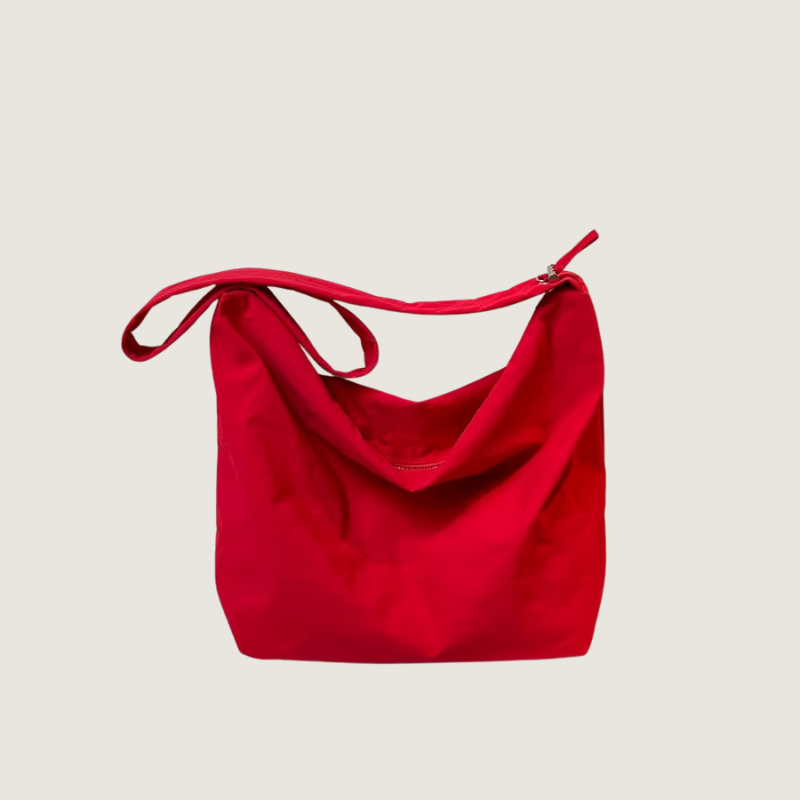 Com design clean e esportivo, a Bolsa Crossbody Carafori em nylon premium oferece leveza, praticidade e sofisticação para uso diário, viagens e ocasiões casuais.