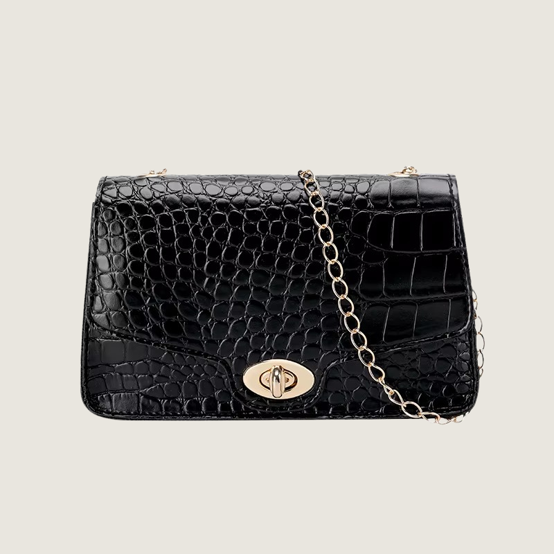 Sofisticação atemporal: bolsa feminina Carafori em couro preto, perfeita para todas as ocasiões.