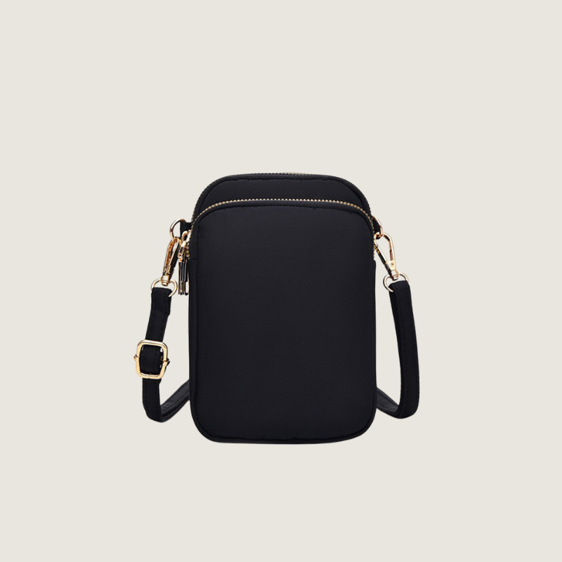 A Crossbody Mini Carafori combina design minimalista, nylon premium e alça ajustável. Compacta, leve e sofisticada, é perfeita para o dia a dia dinâmico.
