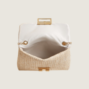 A Riviera Mini Carafori traduz luxo discreto em palha artesanal com fecho metálico dourado. Leve, prática e elegante, é a bolsa de verão perfeita.