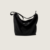 Feita à mão no Brasil, a Bolsa Carafori Crossbody em nylon premium combina praticidade, leveza e um design atemporal para acompanhar a rotina com elegância.