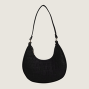 Elegância minimalista com praticidade: a Bolsa Carafori Meia-Lua é feita à mão no Brasil em feltro refinado, perfeita para looks casuais ou sofisticados.