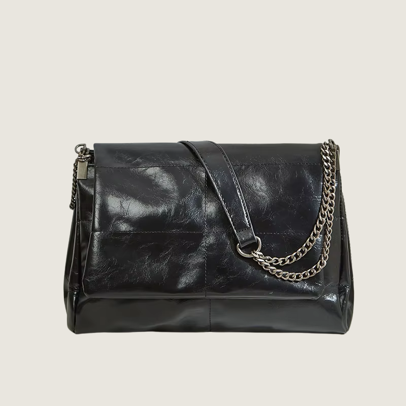 Bolsa Carafori luxo com alça de corrente, ideal para uso no ombro ou tiracolo, estilo atemporal e refinado.