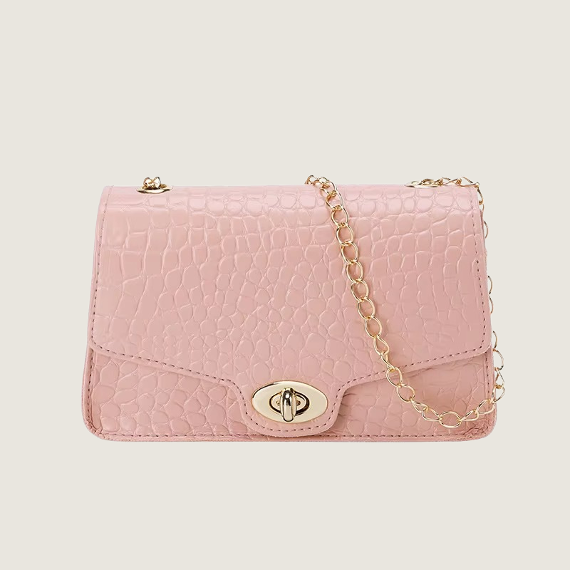 Elegância e praticidade na Bolsa Mensageiro Carafori, feita em couro premium preto.