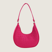 Leve e sofisticada, a Bolsa de Ombro Carafori Meia-Lua oferece espaço ideal para itens essenciais com segurança em zíper e design elegante.