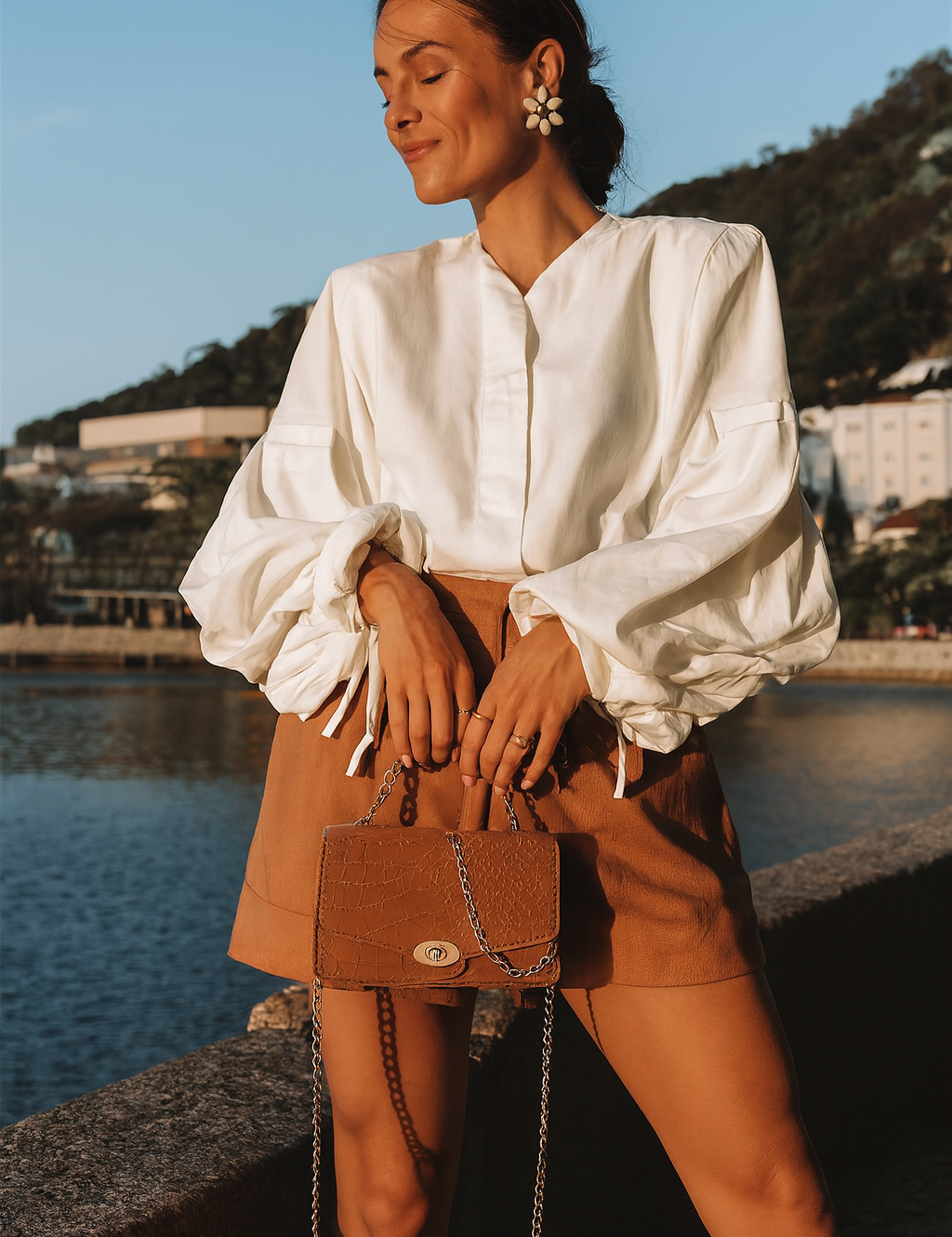 Descubra a Bolsa Mensageiro Pequena de Couro Preto Carafori: design minimalista, couro premium sustentável e alça ajustável para uso ombro ou crossbody. Sofisticação, praticidade e exclusividade em uma peça versátil para o dia a dia.