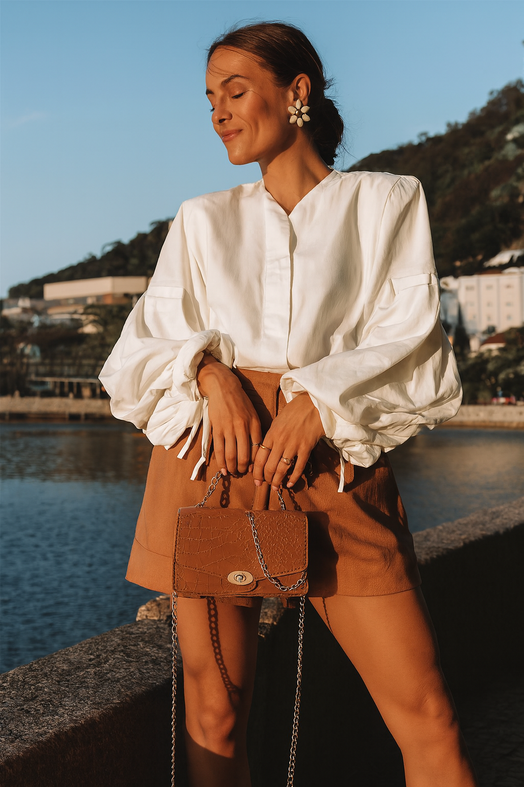 Descubra a Bolsa Mensageiro Pequena de Couro Preto Carafori: design minimalista, couro premium sustentável e alça ajustável para uso ombro ou crossbody. Sofisticação, praticidade e exclusividade em uma peça versátil para o dia a dia.