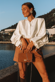 Descubra a Bolsa Mensageiro Pequena de Couro Preto Carafori: design minimalista, couro premium sustentável e alça ajustável para uso ombro ou crossbody. Sofisticação, praticidade e exclusividade em uma peça versátil para o dia a dia.
