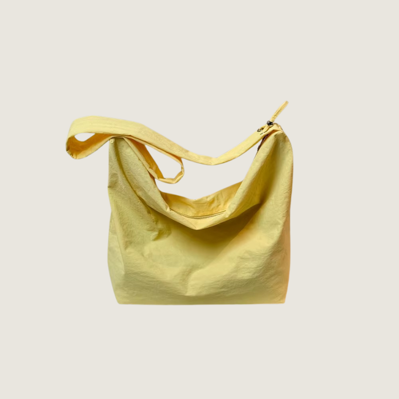 A Bolsa Carafori Crossbody em nylon macio combina funcionalidade, leveza e design clean. Um acessório versátil para diferentes ocasiões do dia a dia.