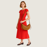 Bolsa hobo Carafori estilo vintage. Elegância atemporal, ferragens douradas e design versátil para mulheres sofisticadas.