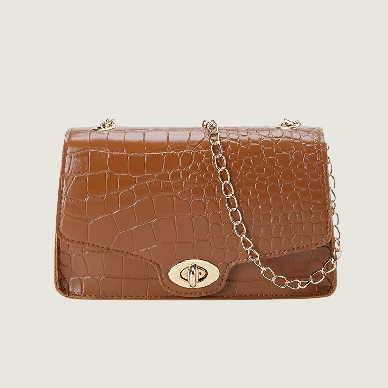 Bolsa crossbody Carafori de couro preto, leve, compacta e com design minimalista refinado.