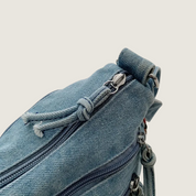 A Carafori Sacola Boho Denim 2025 traduz liberdade e sofisticação em denim premium. Espaçosa e versátil, é ideal para mulheres modernas que valorizam estilo e praticidade.