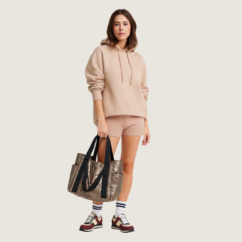 Feita à mão no Brasil, a Tote Acolchoada Carafori combina algodão premium, acabamento refinado e bolso interno funcional. Uma peça elegante e moderna para o inverno.