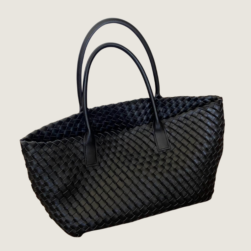 Bolsa Carafori tote preta de ombro em couro PU, elegante e espaçosa, perfeita para compor looks casuais sofisticados com praticidade.