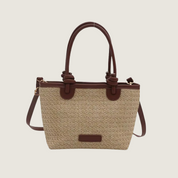 Bolsa de palha Carafori com alça superior em couro marrom, design sofisticado e versátil.