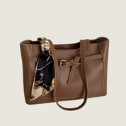 Linhas elegantes, ferragens discretas e versatilidade incomparável. Feita para mulheres que valorizam o detalhe.
