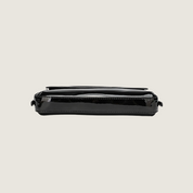 Bolsa baguette Carafori vinil premium, acabamento brilhante com design minimalista.
