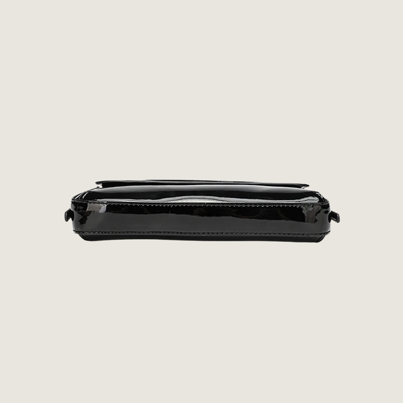 Bolsa baguette Carafori vinil premium, acabamento brilhante com design minimalista.