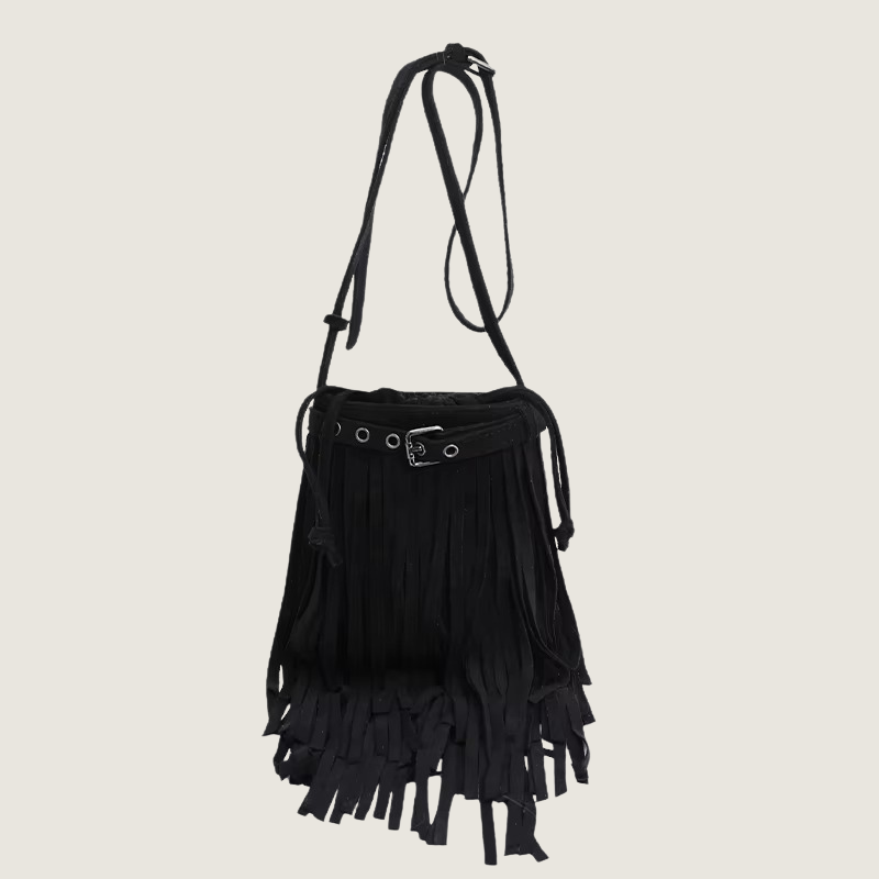 Mulher usando bolsa Carafori marrom crossbody com franjas em look minimalista